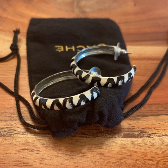 CACHE BLACK/WHITE ENAMEL HOOP EARRINGS - Picture 6 of 11